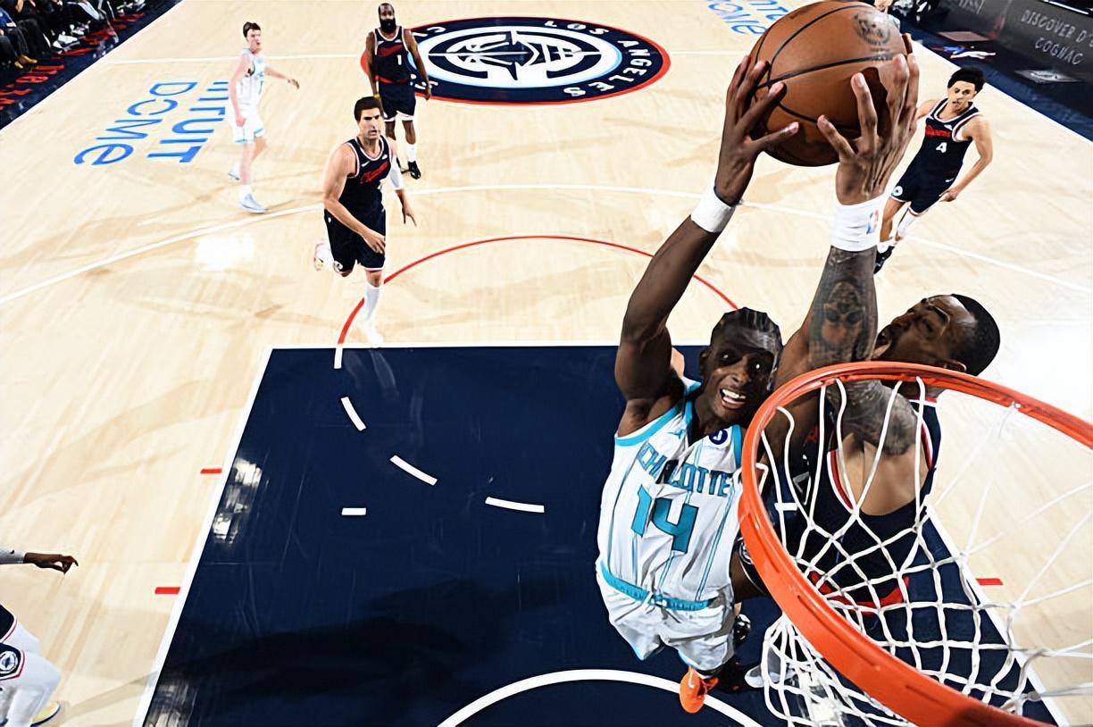 开云体育-本来是一名可靠的蓝领中锋！结果快船就这样白白将他送到了黄蜂？