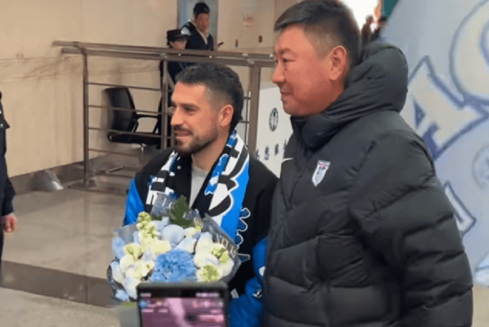 棋牌游戏-32岁大牌外援顶薪重返中超！引大连轰动 英博老总+上千名球迷接机