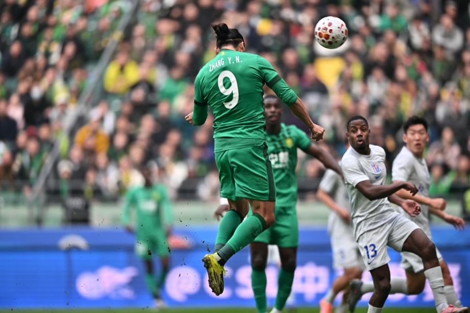 棋牌游戏-中超-张玉宁破门陈晋一进球 北京国安战平上海申花